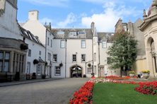 peebles - War Memorial / Quadrangle